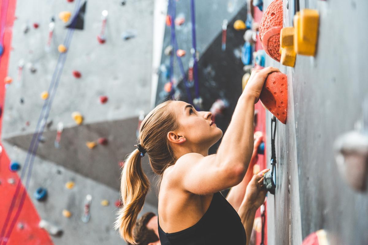 El mur boulder inclou rutes de diferent dificultat i sadapta a tots els nivells.