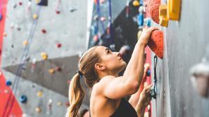 El mur boulder inclou rutes de diferent dificultat i sadapta a tots els nivells.