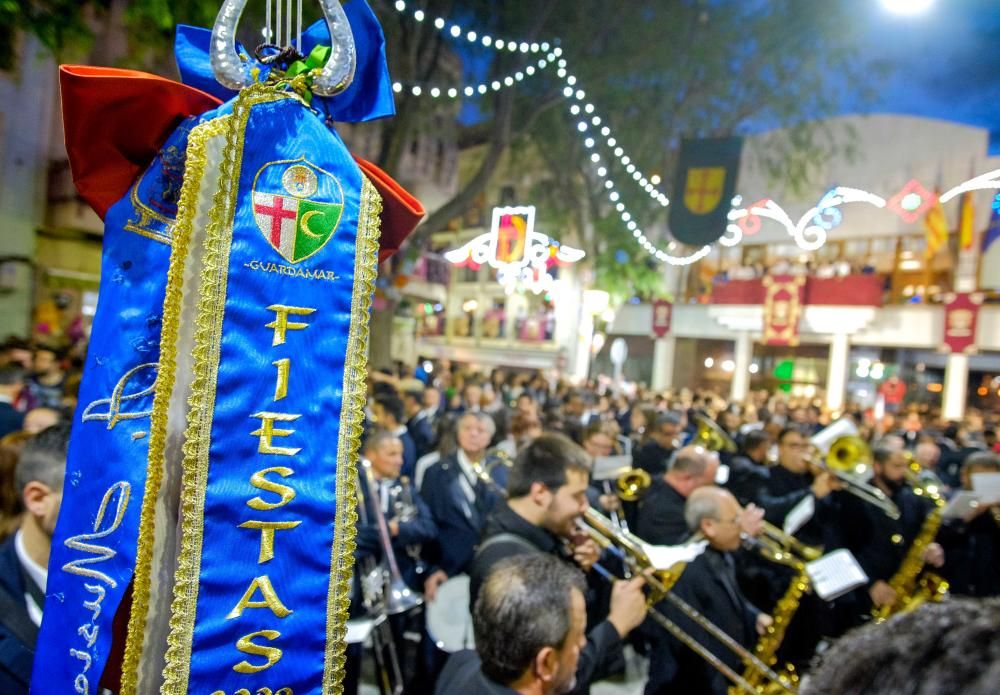 El general Francisco Grau abre las fiestas dirigiendo a los 700 músicos de las 12 bandas que interpretan el pasodoble «Petrel»