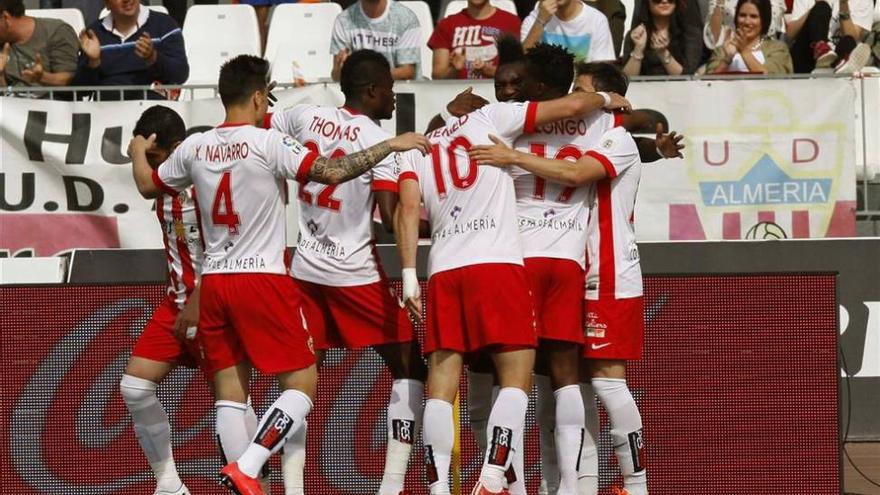 El Almería sabe a qué jugar ante un Eibar sin propuesta (2-0)