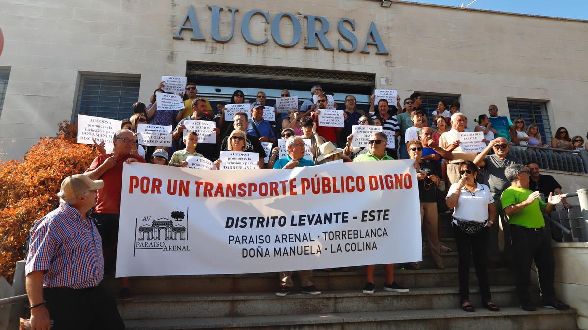 Manifestación de vecinos del distrito Levante-Este esta mañana ante las puertas de Aucorsa.