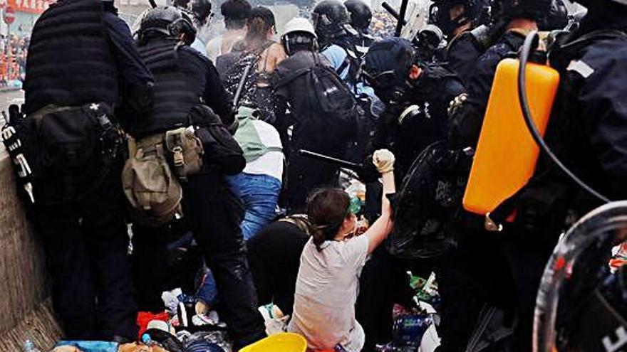 Hong Kong La Policia carrega durament contra milers de manifestants