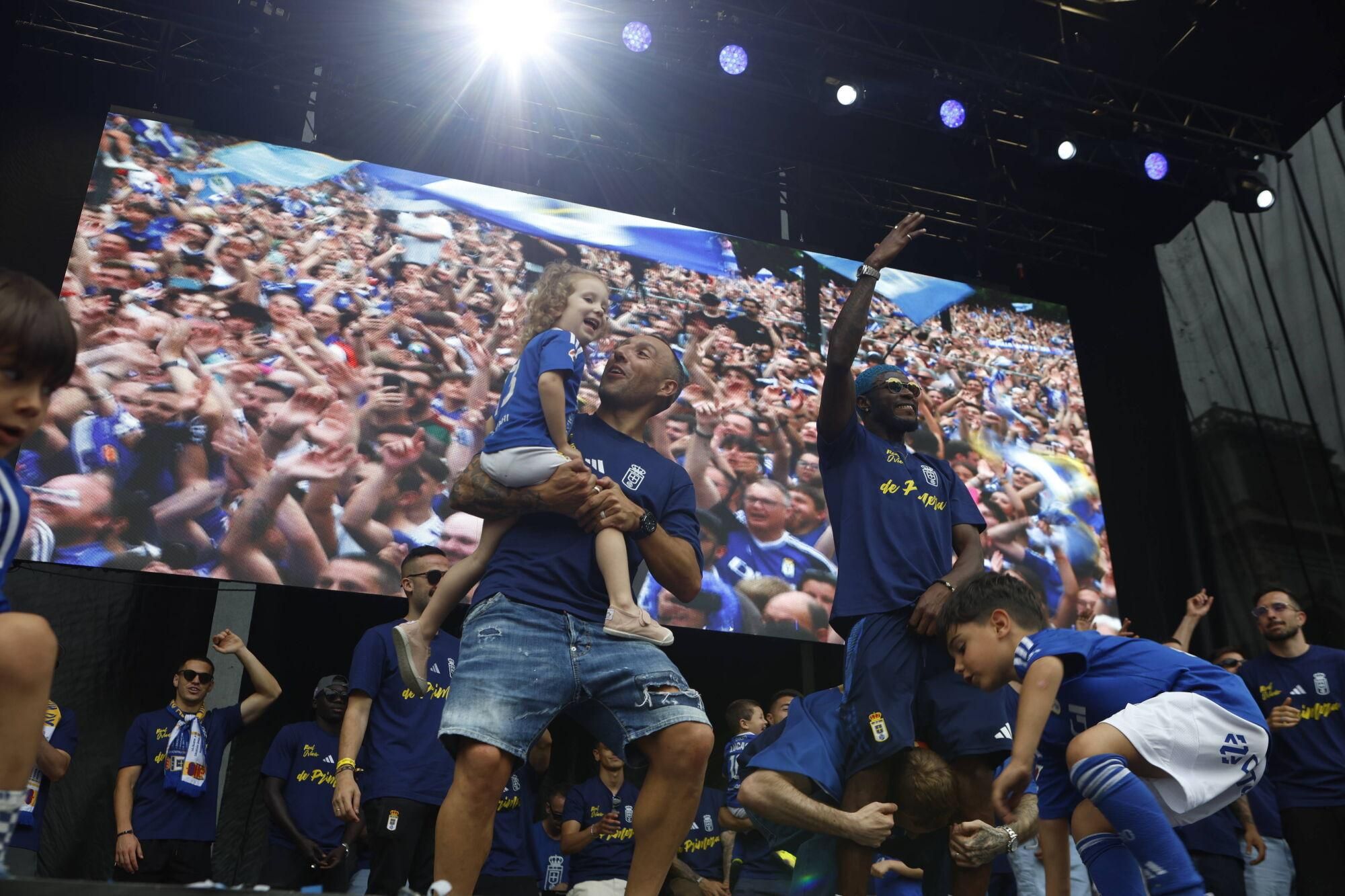 Locura azul en las calles de Oviedo para celebrar el ascenso del equipo a Primera División