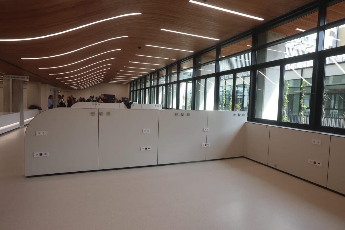 El nuevo centro de consultas externos del hospital Clínico comienza a funcionar.