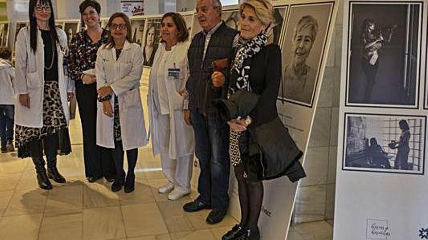 Charo López, Ángel Lozano, Milagros González y las directivas del hospital, en la inauguración.