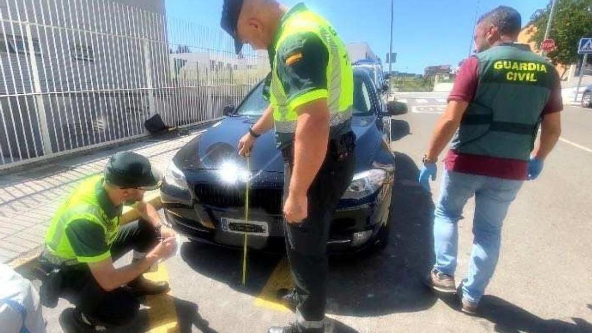 Agentes de la Guardia Civil junto al vehículo implicado en el atropello