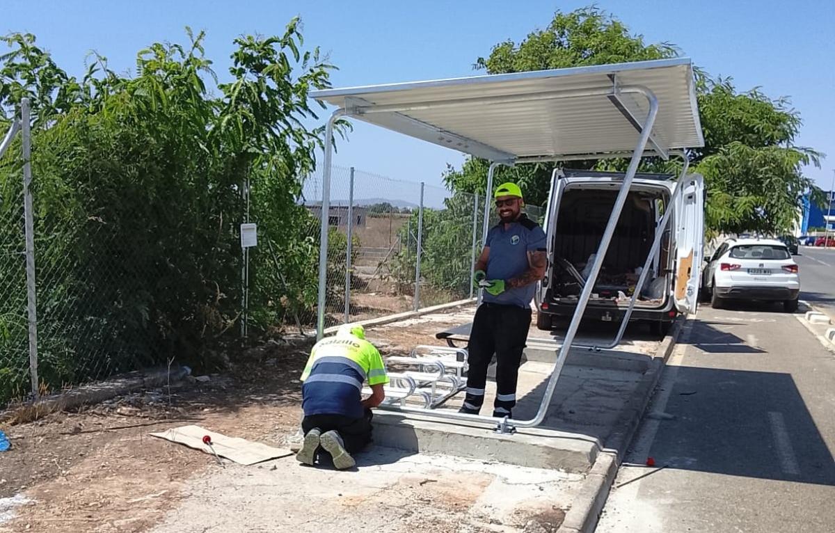 Uno de los puntos de sombra junto al carril bici.