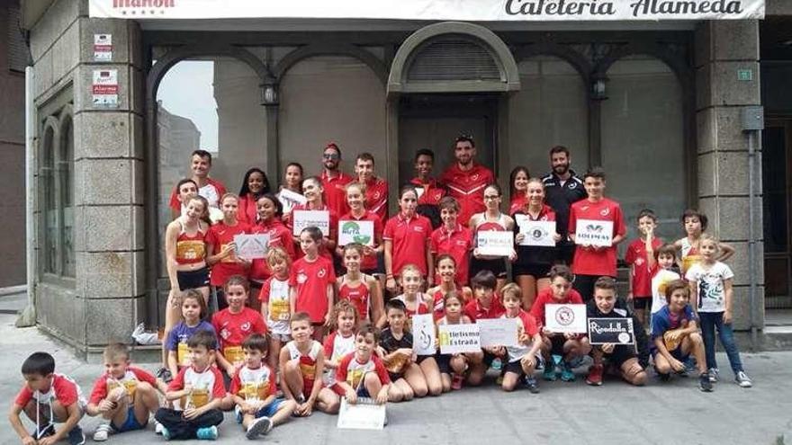 Formación de los más pequeños del Atletismo A Estrada.