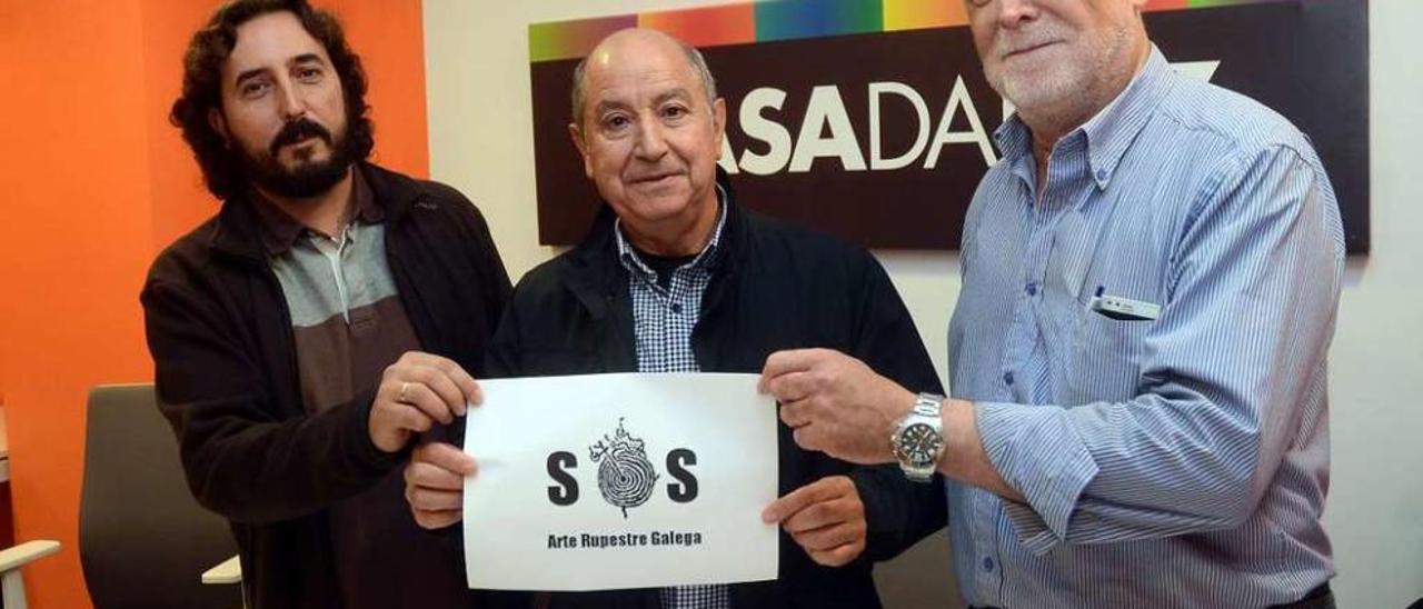 Rafael Quintía, Buenaventura Aparicio y Antonio de la Peña presentaron SOS Arte Rupestre. // G. Santos
