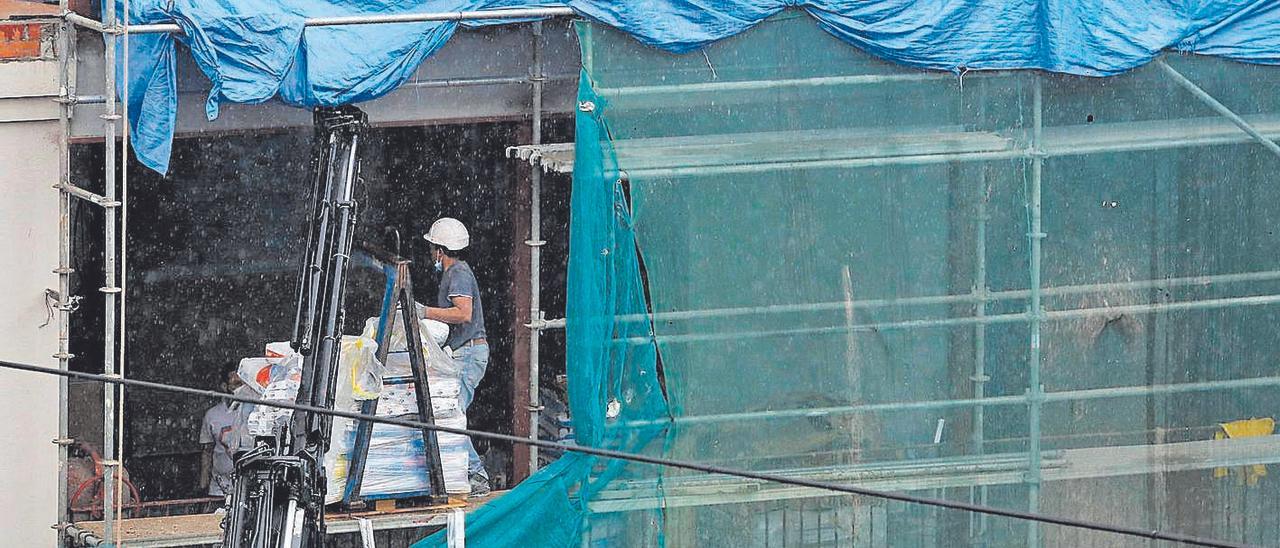 Un operari treballant en un edifici en construcció a Girona