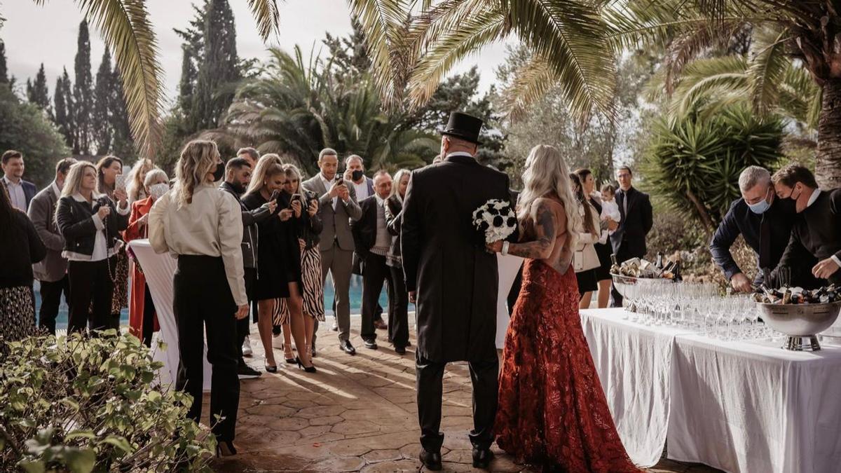 Bei der zweiten Hochzeit von Caro und Andreas Robens waren auch einige prominente Gäste dabei, etwa Ex-Bachelor Andrej Mangold.