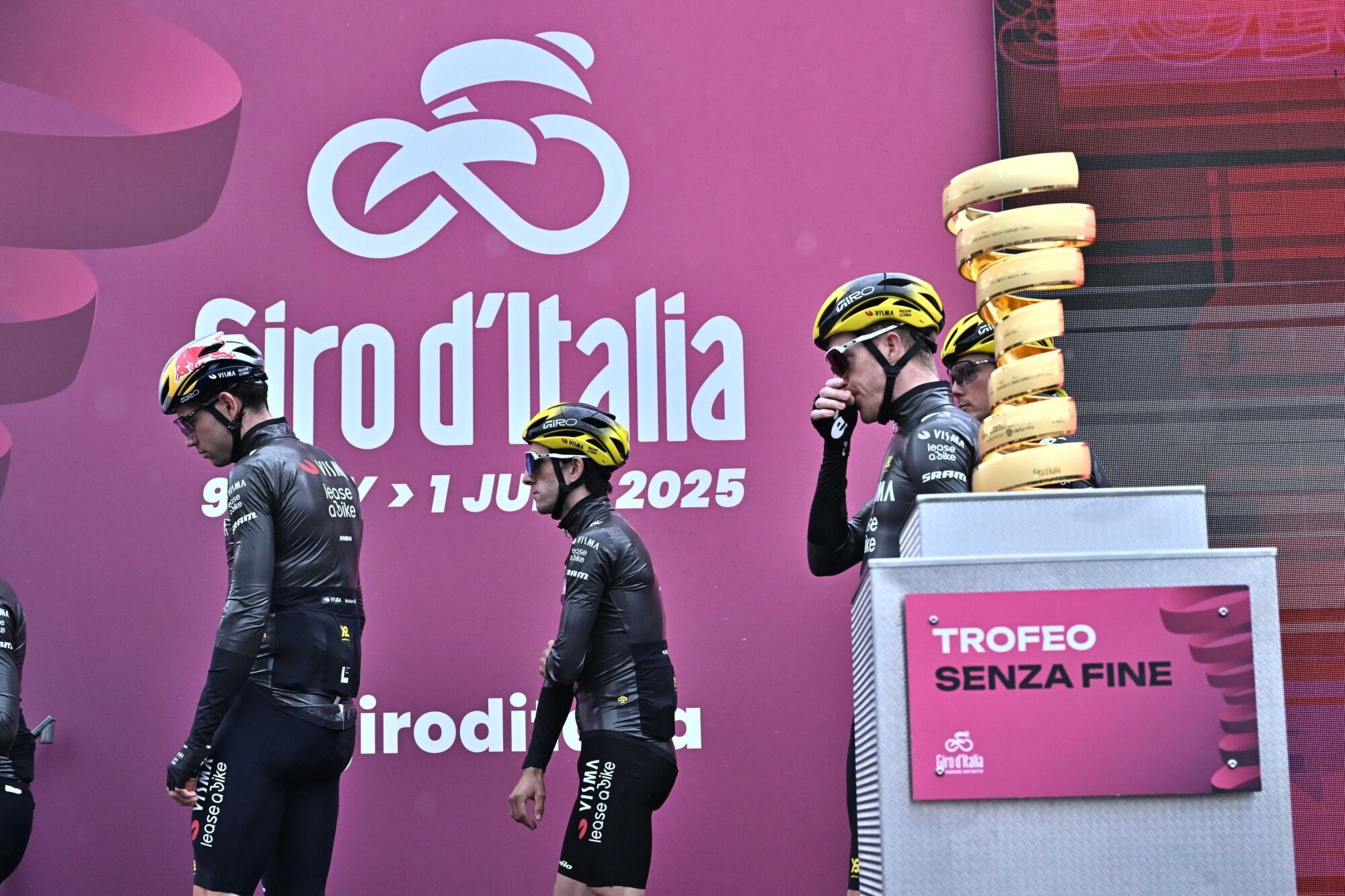 PIAZZOLA SUL BRENTA (Italy), 27/05/2025.- British rider Simon Philip Yates of Visma-Lease a Bike Team arrives at the start of the 16th stage of the 108 Giro d'Italia 2025, cycling race over 203 km from Piazzola sul Brenta to San Valentino, Italy, 27 May 2025. (Ciclismo, Italia) EFE/EPA/LUCA ZENNARO