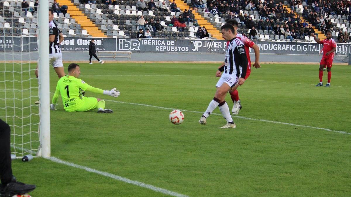 Jorge Pérez anota a placer el cuarto gol del Badajoz