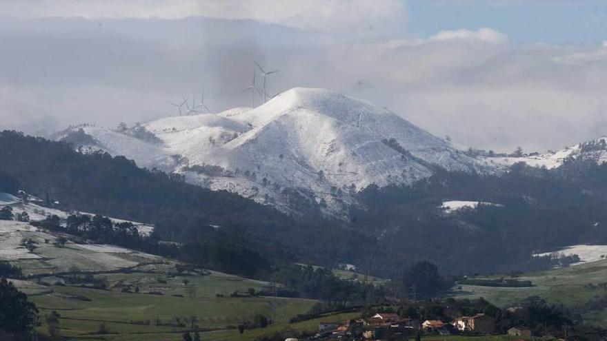 Al fondo, el pico Gorfolí nevado.