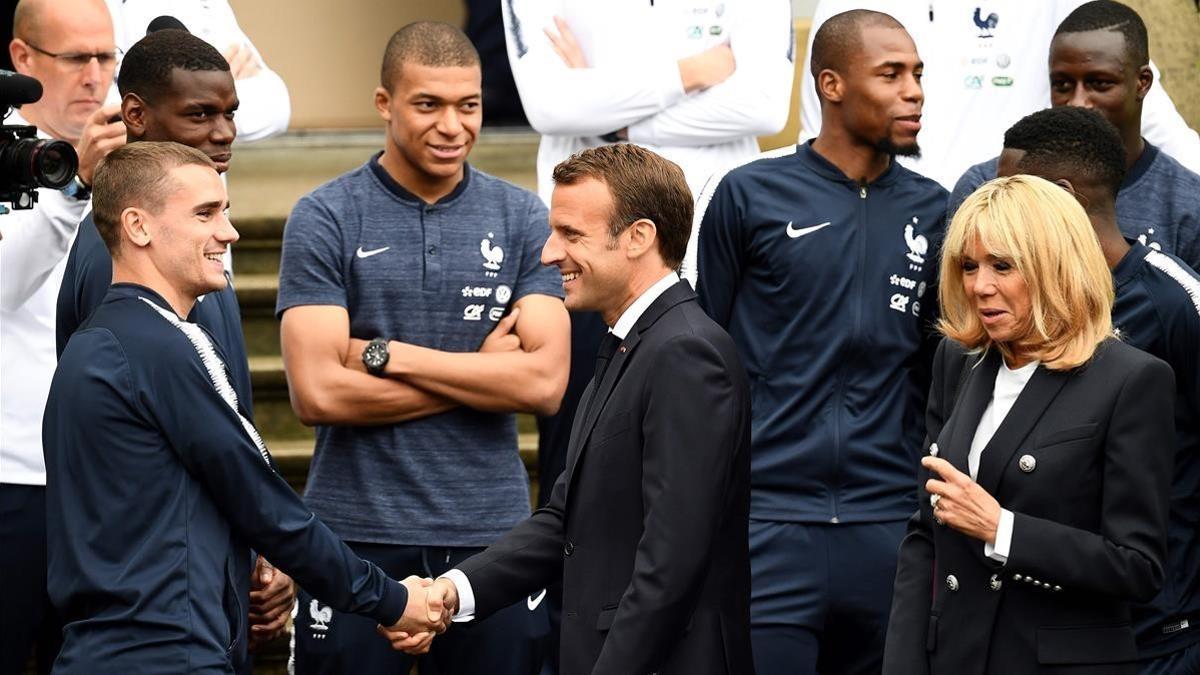 Los Macron saludan a Griezmann.