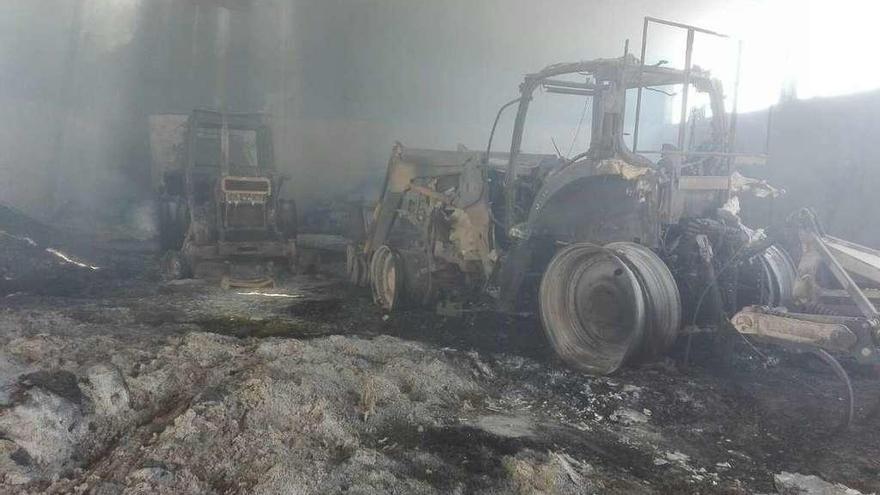 Incendio de Quintanilla del Monte, en el que se perdió la motoniveladora de la mancomunidad.