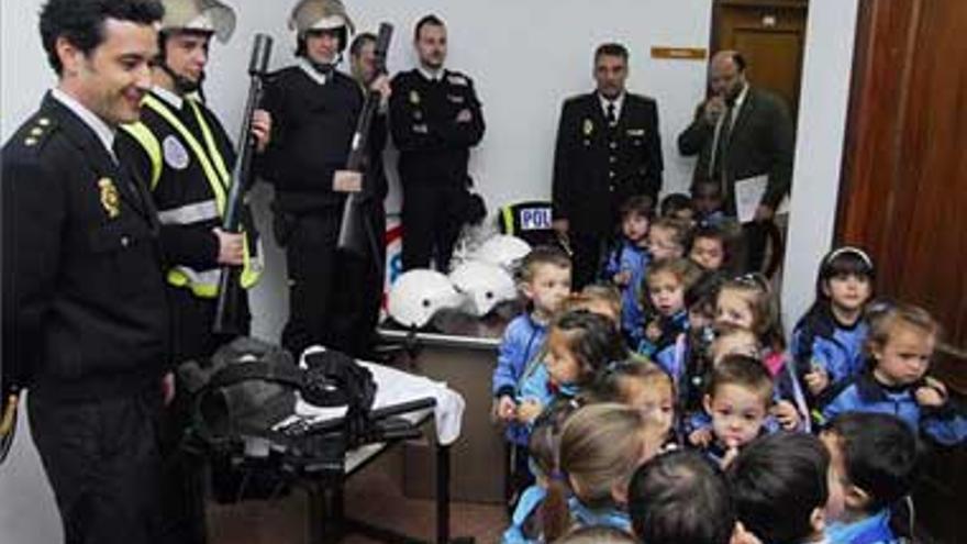 Alumnos del colegio Nazaret de Cáceres visitan las dependencias de la Policía Nacional