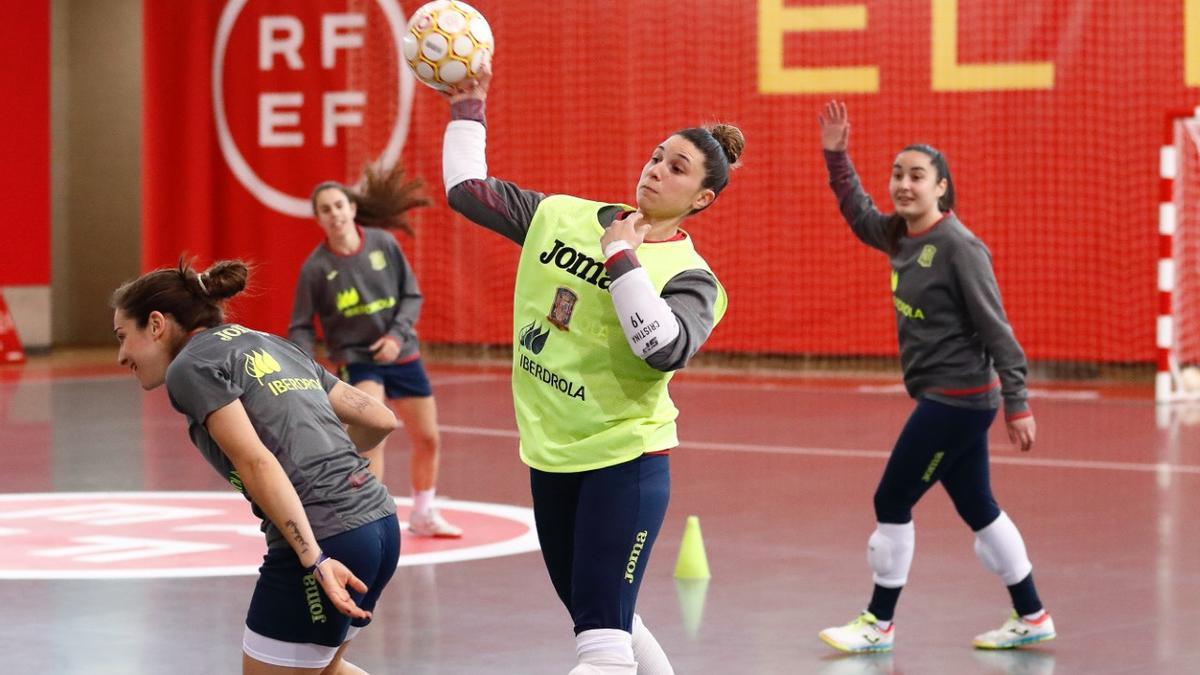 Cristina García, con el balón, en un entrenamiento con la selección nacional de fútbol sala.