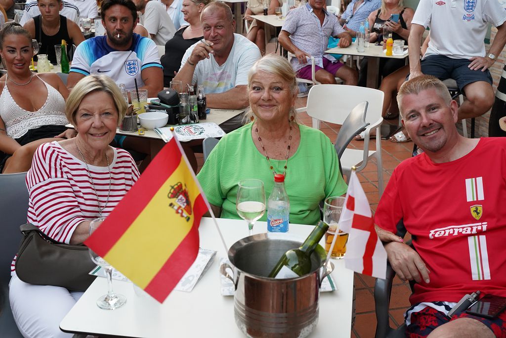 Un grupo de aficionados ingleses sigue la final desde Los Alcázares