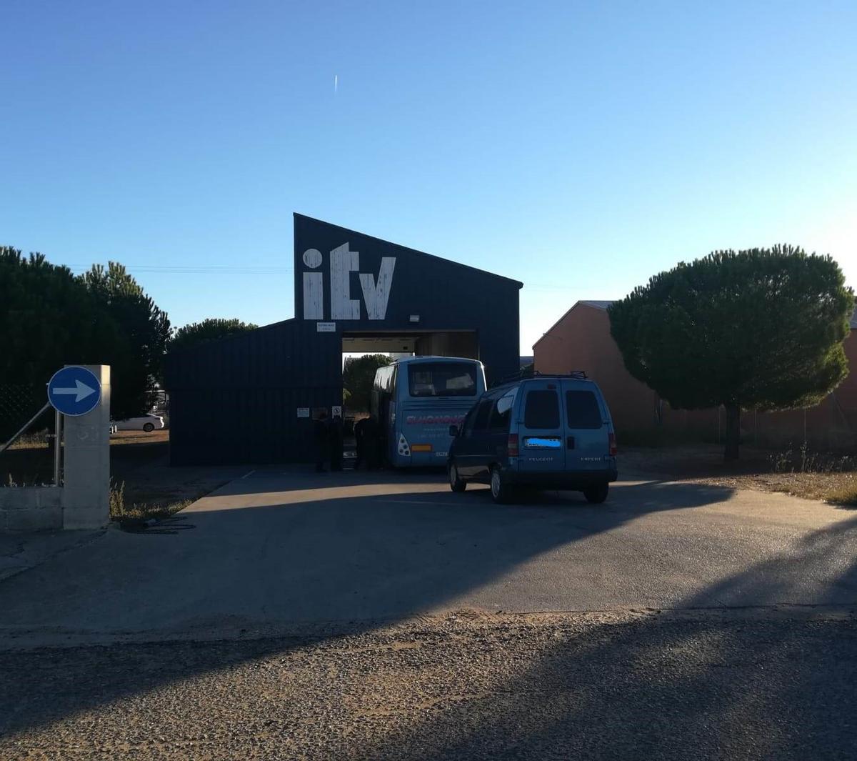 Varios vehículos acceden a la nave de la ITV de Toro, en la que ha tenido lugar el robo.