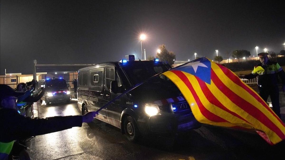 Salida de los presos de la cárcel de Lledoners camino de Brians