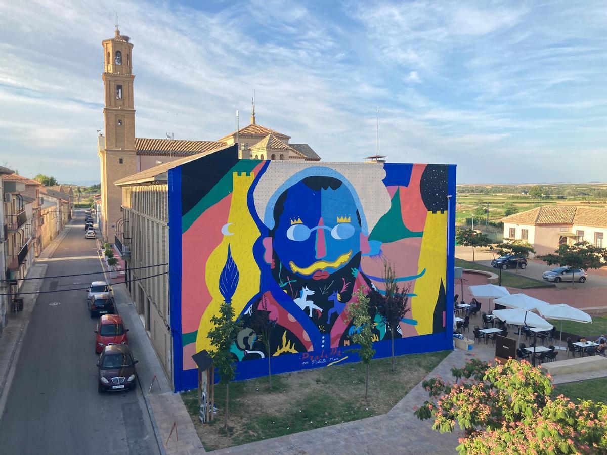 Villanueva de Gállego luce en su ayuntamiento el retrato de su artista más universal, reinterpretado por los hermanos Fratelli Moca.