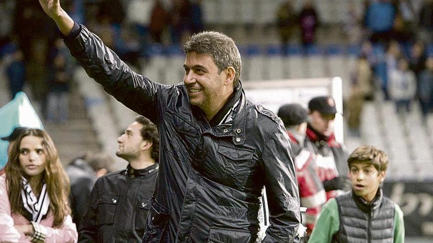 Arturo Elías saluda al Tartiere durante su última visita al Carlos Tartiere.