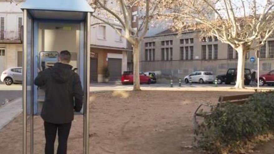 Un ciutadà utilitzant la cabina telèfonica que hi ha a la plaça de Mallorca de Manresa, aquesta setmana