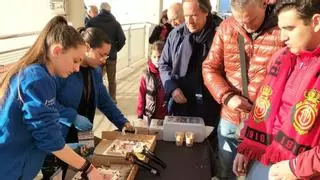 Los aficionados del Mallorca comen tarta en Son Moix por el 107 aniversario del club