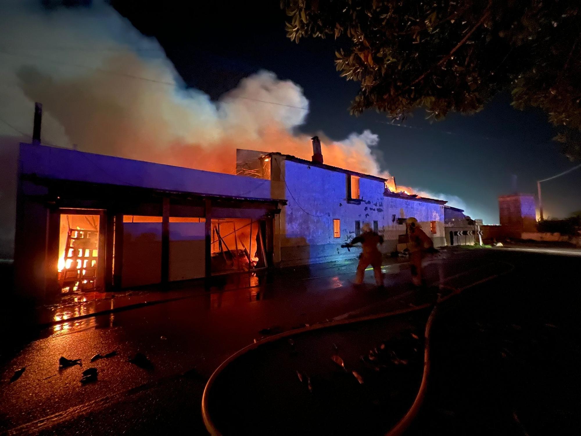 Un incendio de grandes dimensiones consume cuatro viviendas de madrugada junto a Son Banya