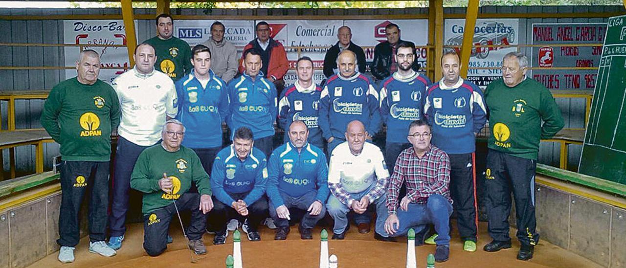 Finalistas y organizadores de la Liga de &quot;Amigos de los Bolos&quot; el pasado año.