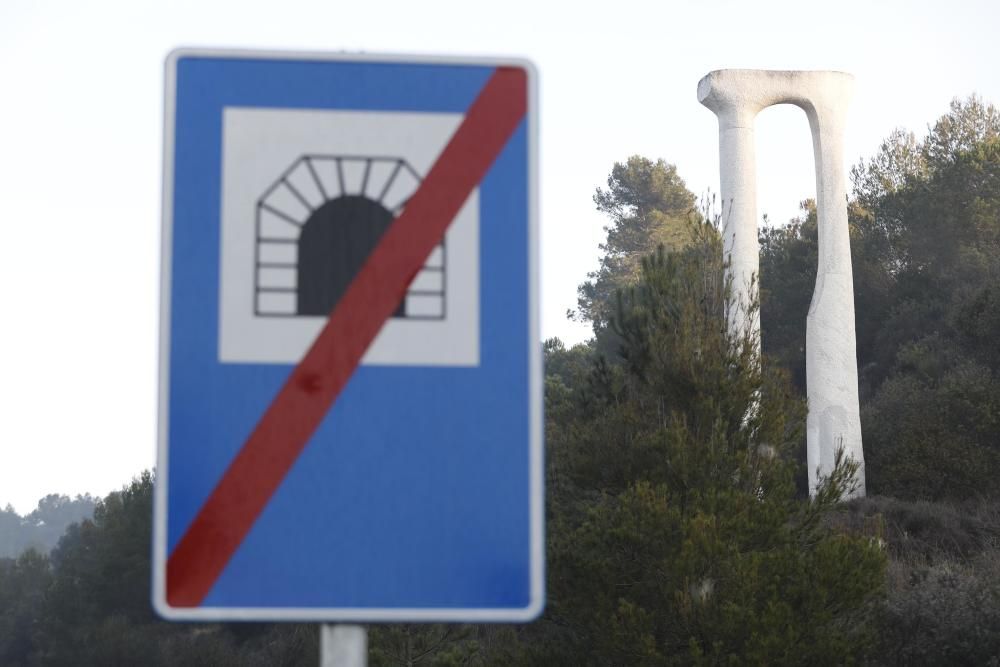 Pujada al castell de Sant Miquel per protestar contra les maniobres convocades per l exercit.