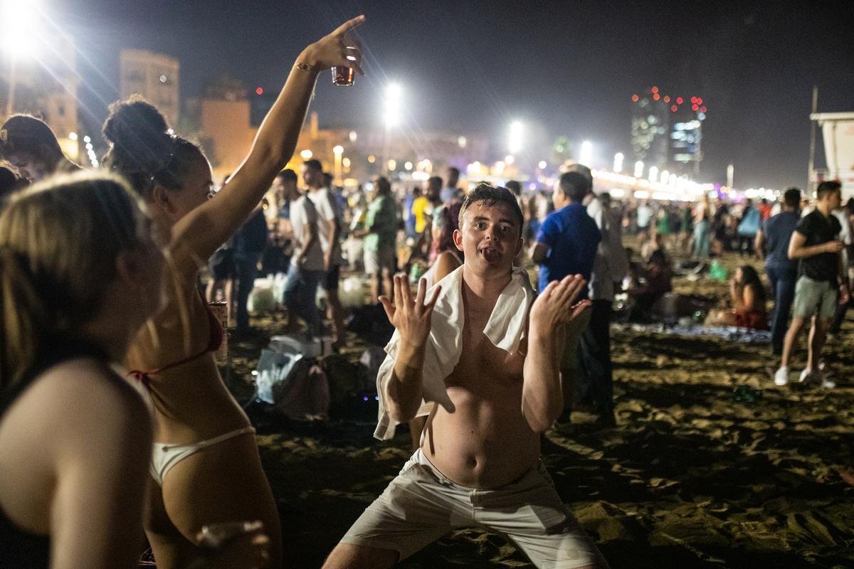 La verbena regresa a la playa en Barcelona