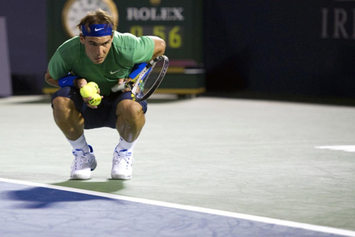 El tennista espanyol Rafael Nadal comprova sobre la línia el seu últim punt durant el partit contra el croat Ivan Dodig, a Mont-real (Canadà).