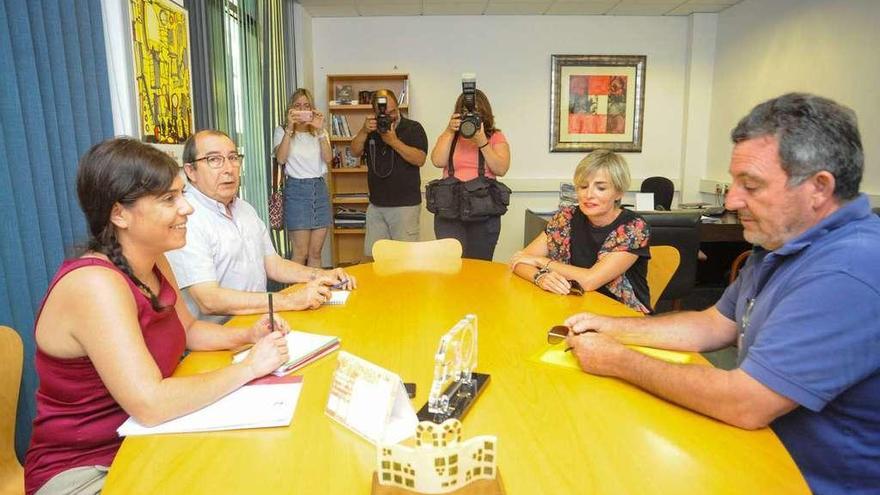 El patrón mayor de Carril, José Luis Villanueva, en la reunión mantenida ayer en el concello. // I. Abella