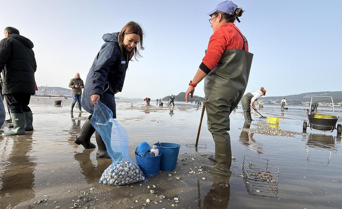 La conselleira de Mar inspeccionado bancos marisqueros.