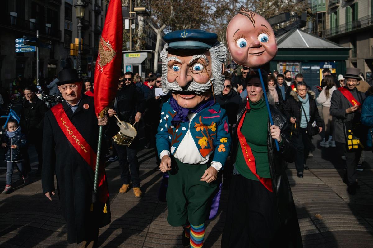 LHome dels Nassos ha dado su tradicional paseo por las calles de Barcelona para dar la bienvenida al año nuevo mientras repartiendo narices de pega a los niños y chocolate caliente. El cabezudo del artesano Amadeu Fuster que se estrenó en 1997 hace creer a los niños y niñas que por las calles de la ciudad podrán ver a un hombre con tantas narices como días tiene el año y hace de mensajero y comunica a las autoridades los deseos de los ciudadanos y entrega la llave que abre la puerta del nuevo año