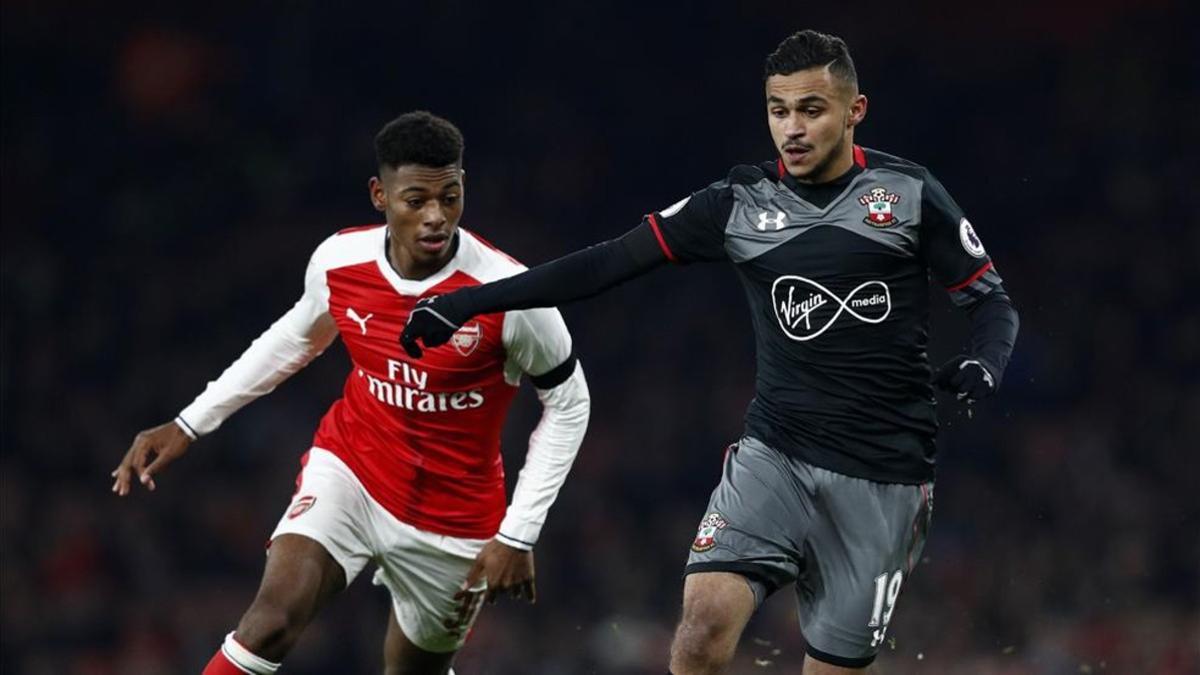 Boufal en un partido contra el Arsenal de la Premier League