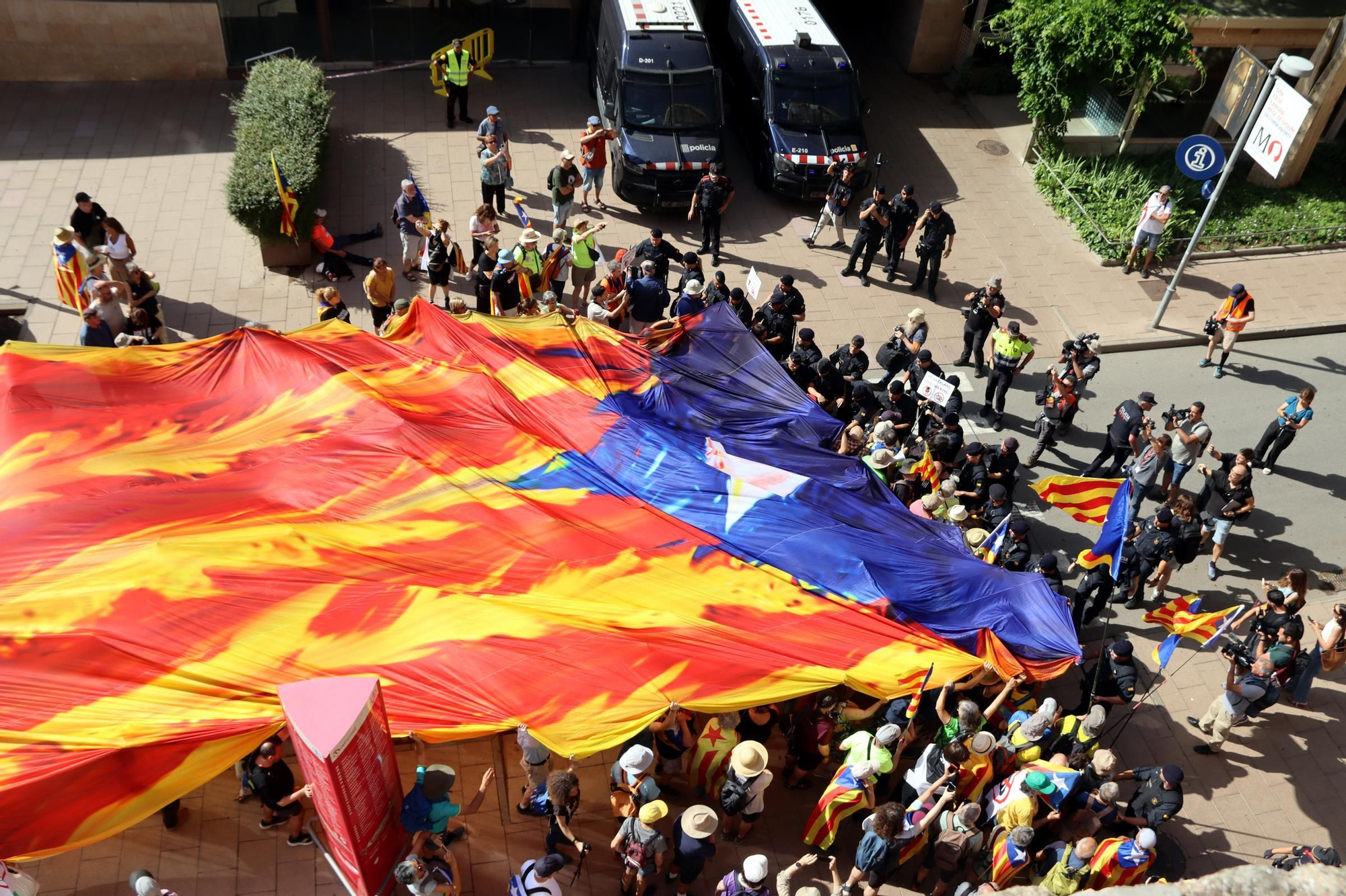 Les fotos de la protesta contra Felip VI a Montserrat