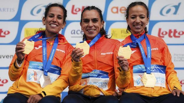 Ester Navarrete, en el centro, en el podio con la medalla de oro del último Europeo en ruta. | EFE