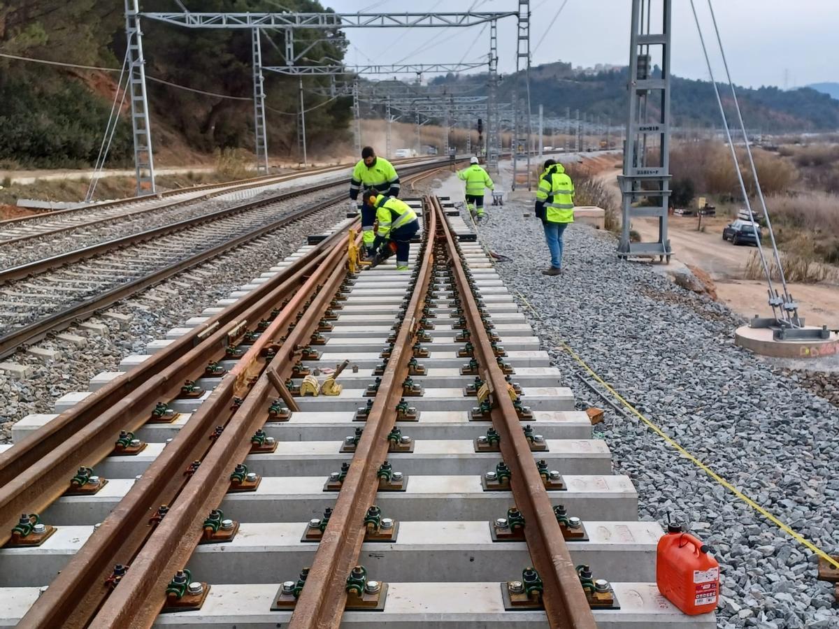 Los operarios de Adif trabajan en una nueva fase de obras en el ámbito ferroviario de Castellbisbal, en Barcelona.