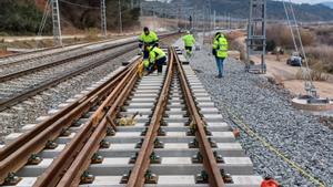 Los operarios de Adif trabajan en una nueva fase de obras en el ámbito ferroviario de Castellbisbal, en Barcelona.