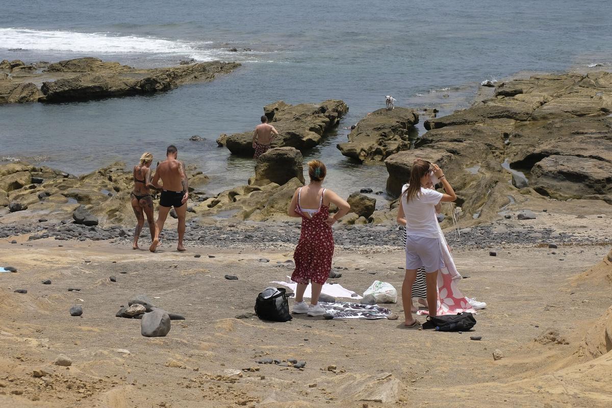 Imagen de archivo de bañistas en la playa de El Confital