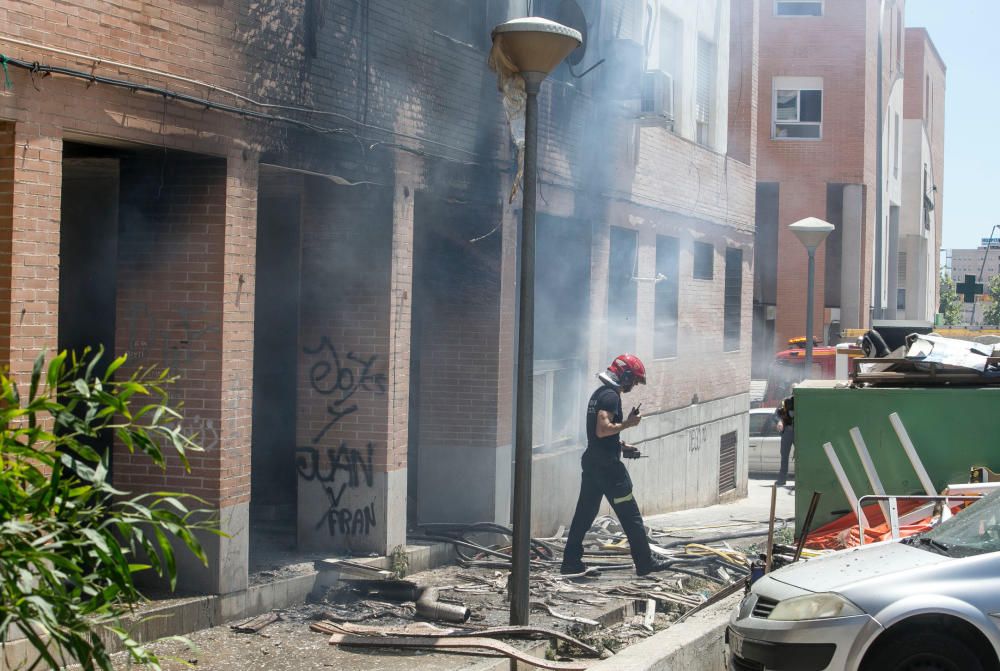 Rescatan a 8 personas en un inmueble del barrio Virgen del Carmen por un fuego iniciado en el soportal