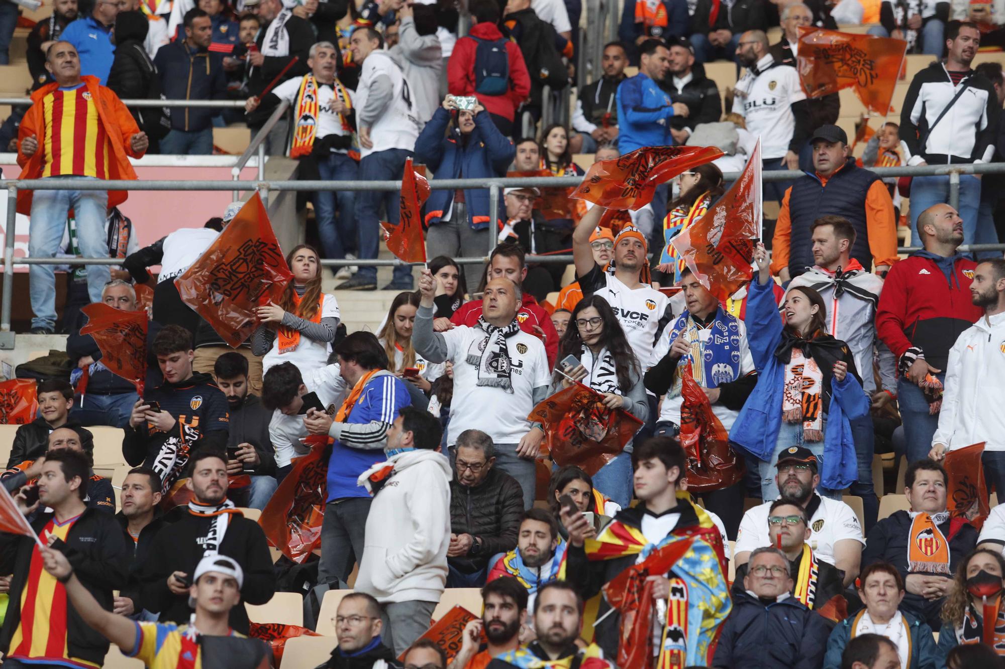 La afición valencianista llena de color el estadio de La cartuja