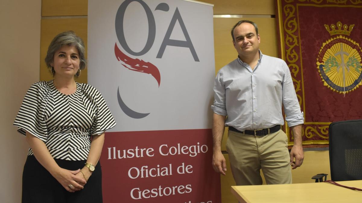 La vicepresidenta y el secretario del Colegio Oficial de Gestores de Aragón y La Rioja, Ana Rubio e Iván Pineda, en la presentación del informe