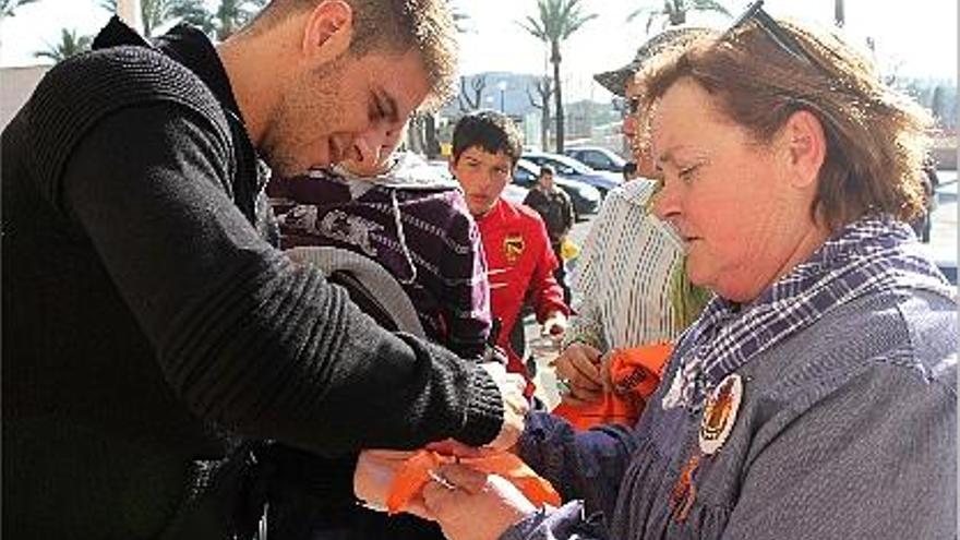 Joaquín firma un autógrafo a una aficionada, con blusón fallero, ayer en Paterna.