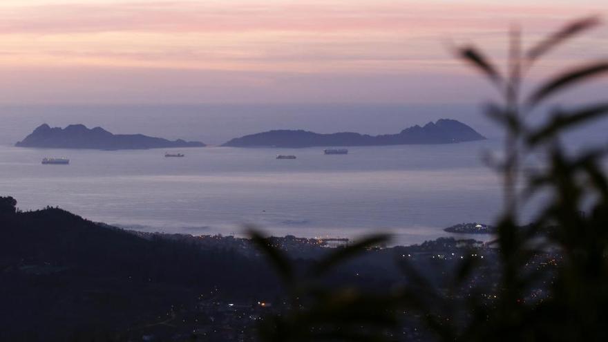 Vista de las islas Cíes desde el mirador del Monte Cepudo. // Alba Villar