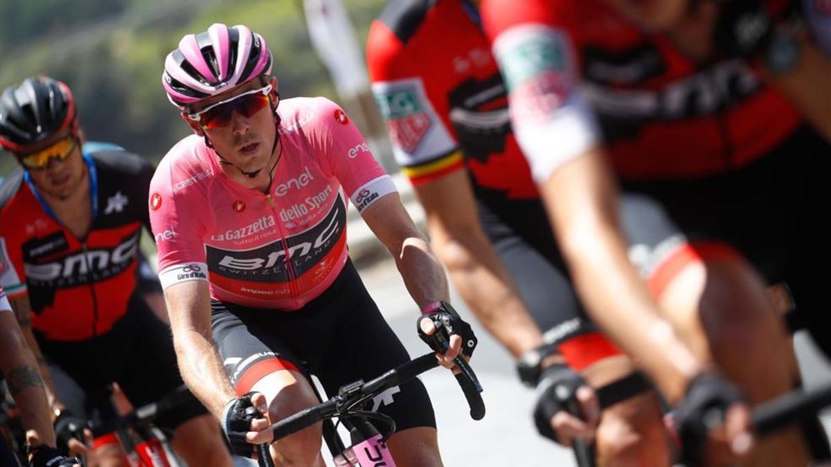 Rohan Dennis, 'maglia rosa' del Giro, escoltado por sus compañeros del equipo BMC