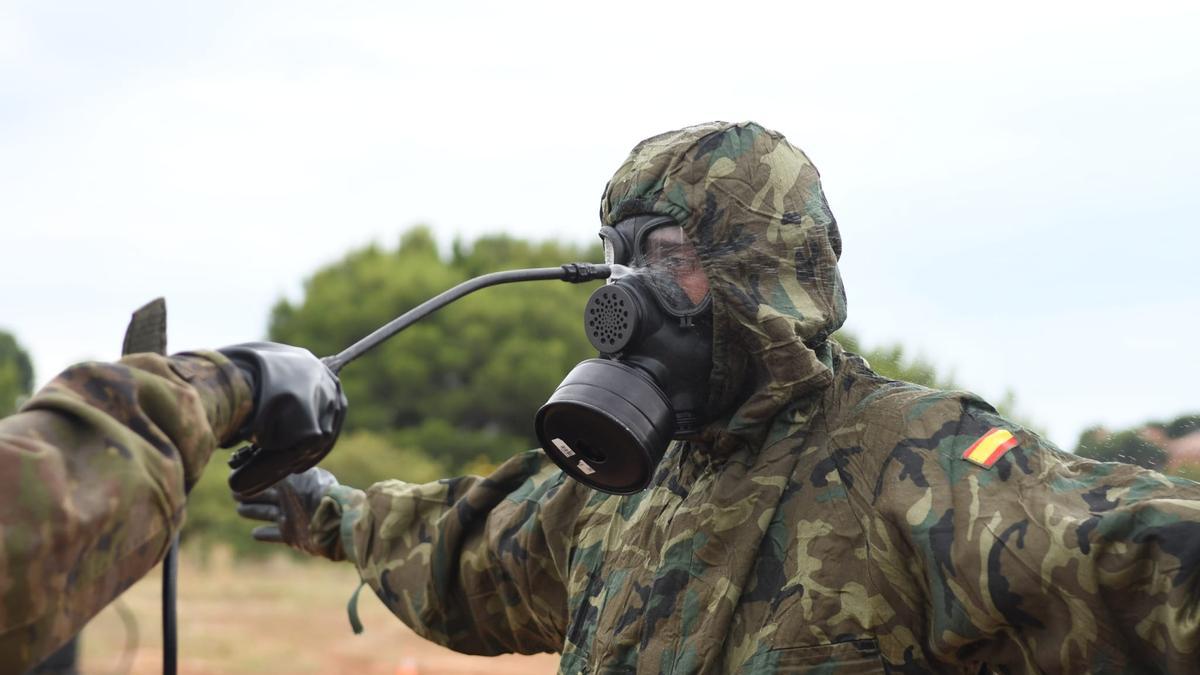 Ejercicio militar de descontaminación de agentes químicos y radiológicos en el Campo de Maniobras de Montaña Negra en Castellón.